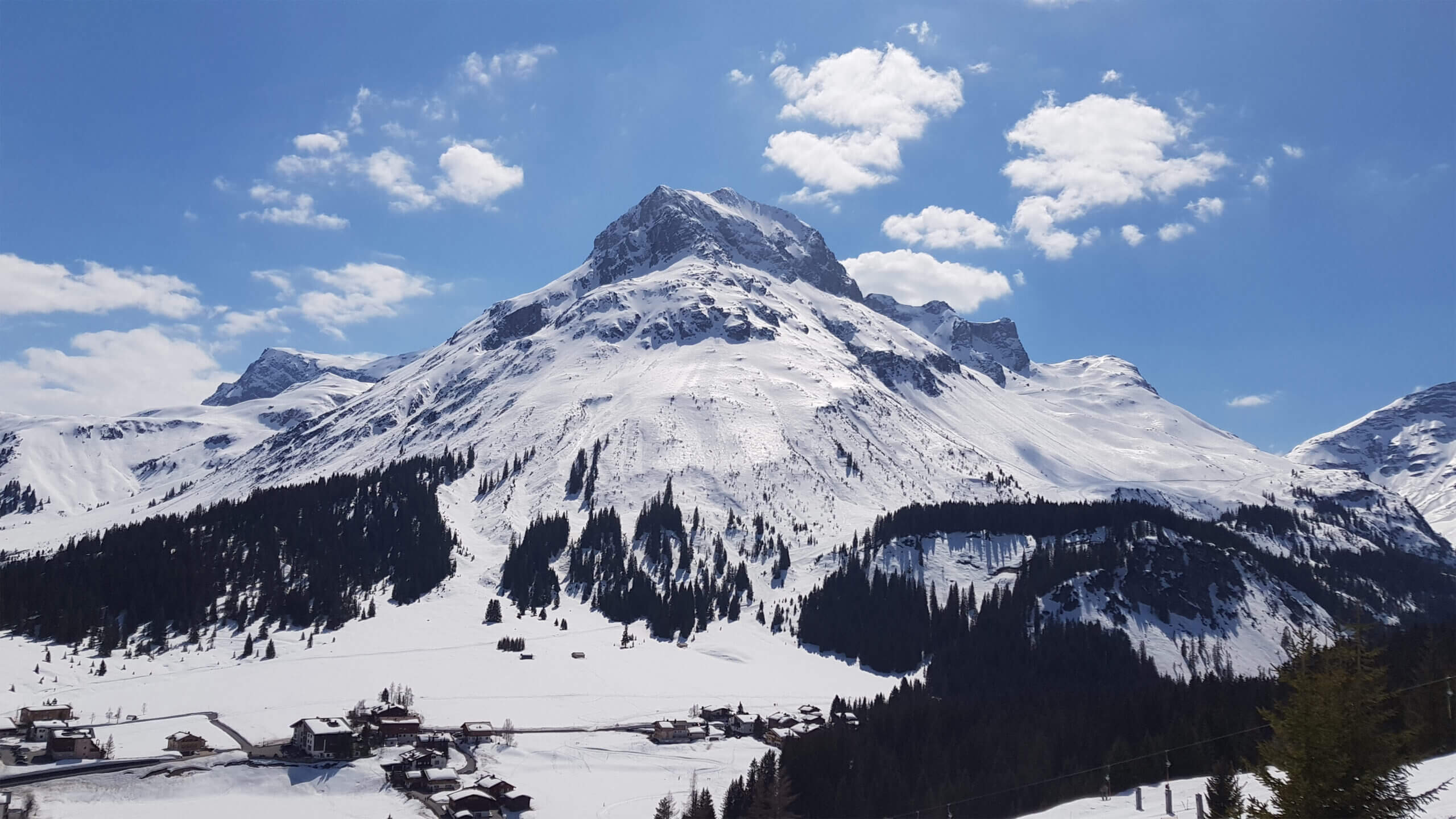 Schneebedeckter Berg