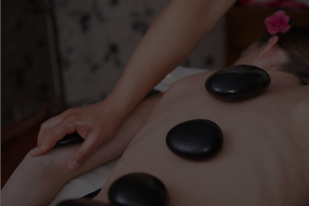 Massage mit heißen Steinen