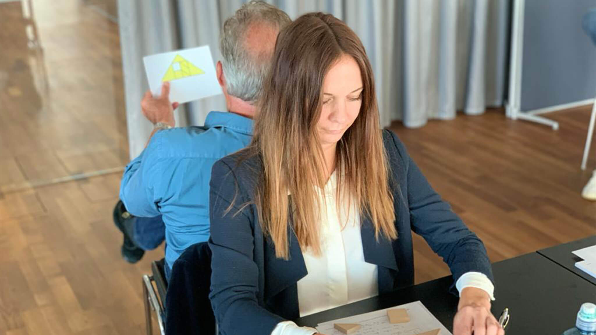 Ein Mann und eine Frau Rücken an Rücken sitzend