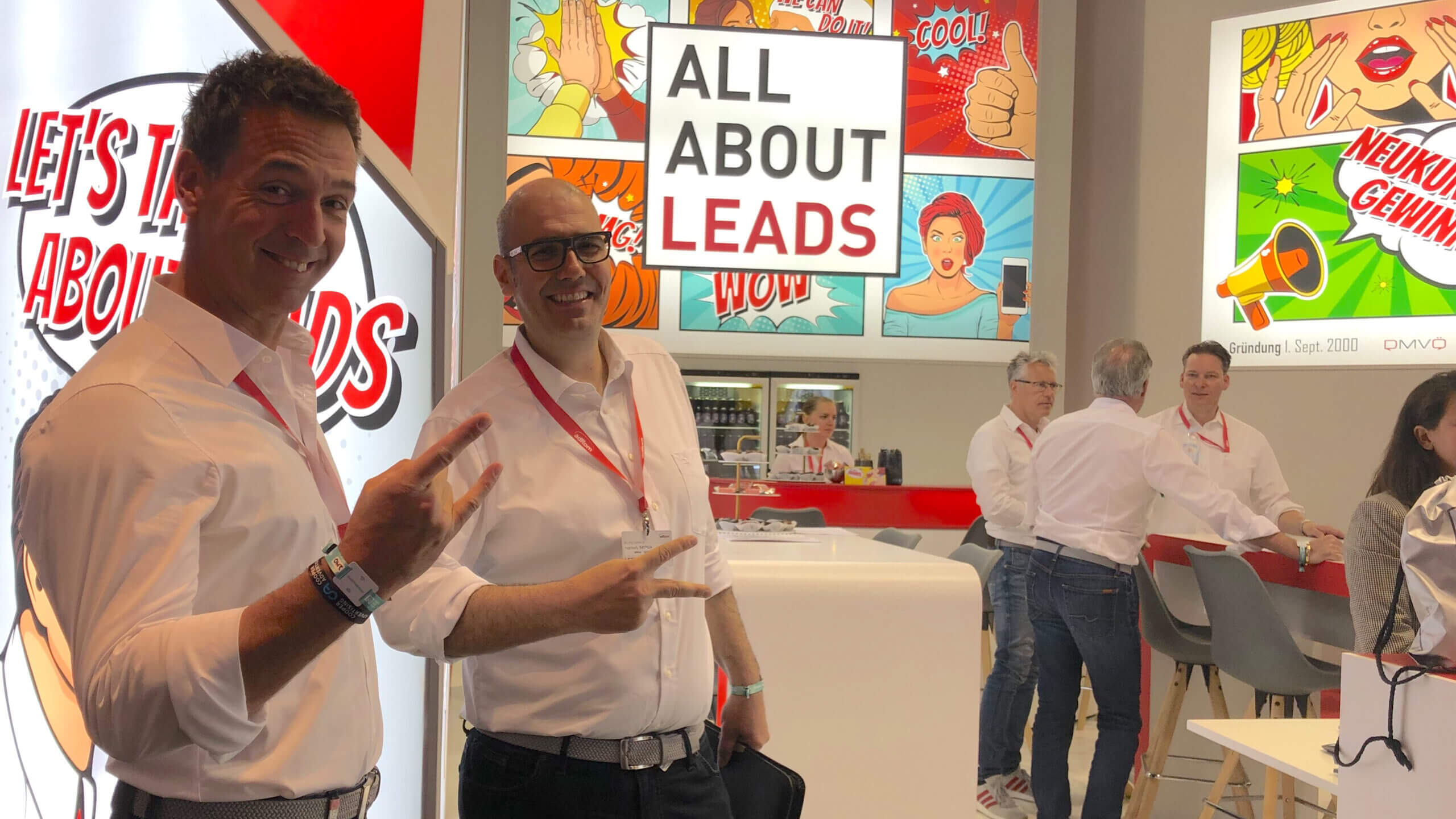 Zwei Männer die vor einem Messestand stehen mit der Headline - All About Leads im Comic Style