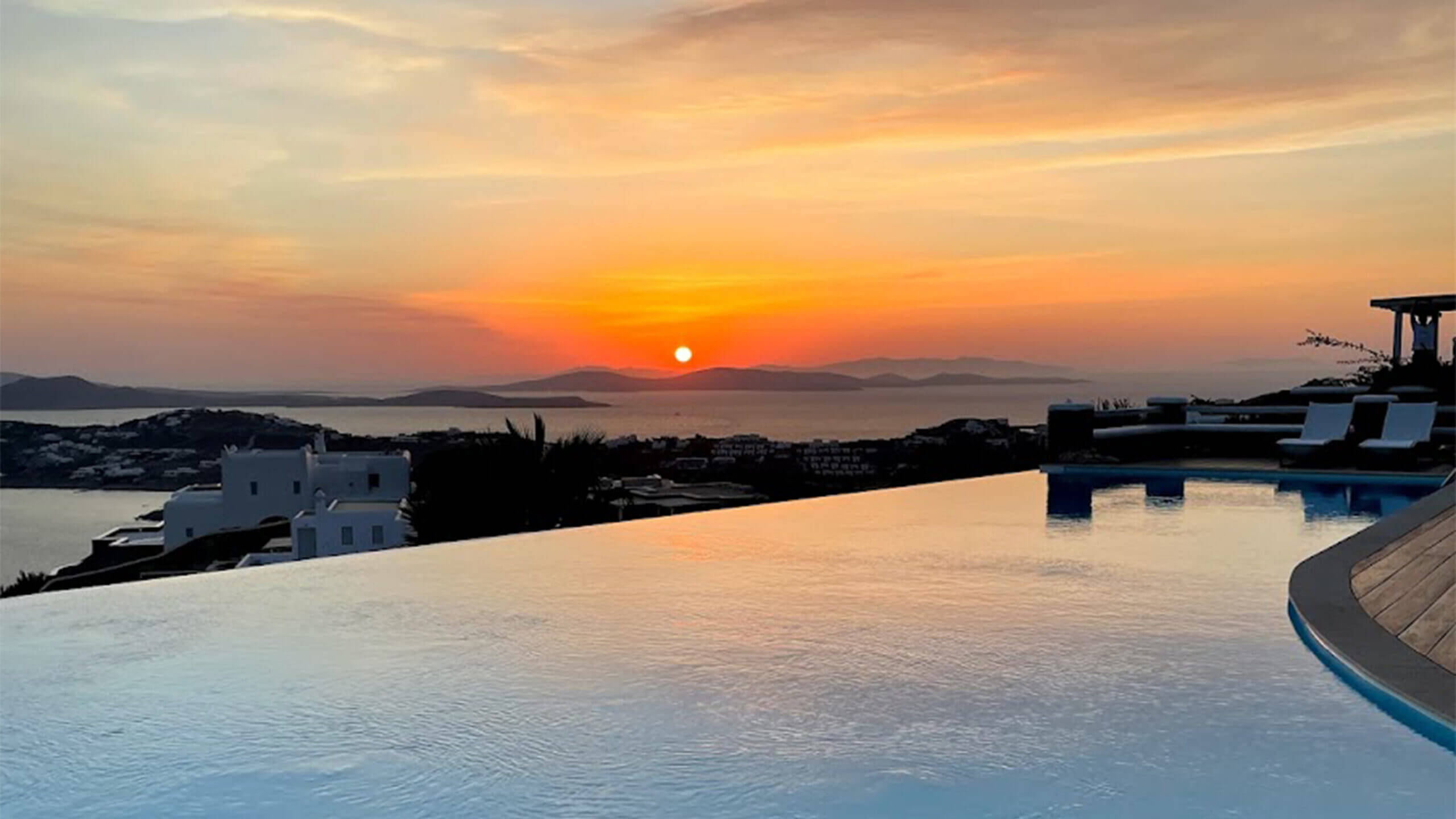 Pool mit Meerblick bei Sonnenuntergang