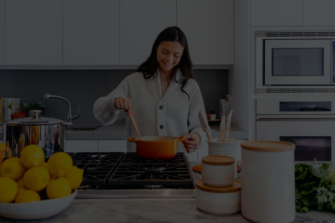 Frau die etwas kocht