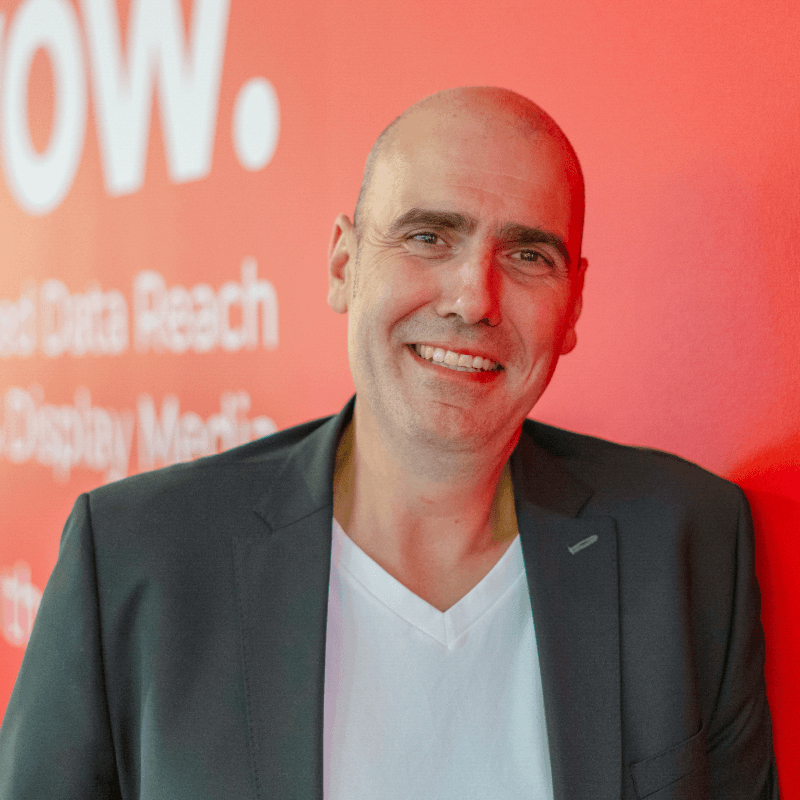 Mann mit weißem Hemd und dunkelgrauem Sakko